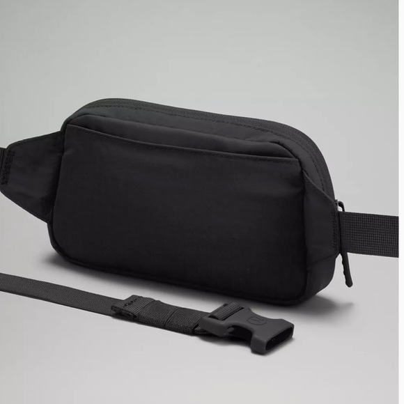 Lululemon Everywhere Belt Bag Mini All Black - Picture 4 of 6